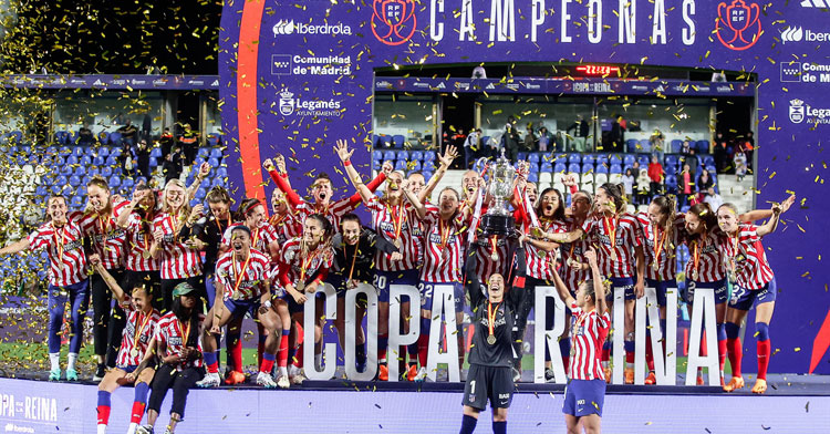 Las jugadoras atléticas recibiendo el trofeo de campeonas. Foto: Club Atlético de Madrid