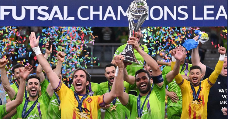 Carlos Barrón levantando la Liga de Campeones. Foto: UEFA Futsal