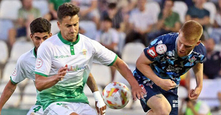 Caballero peleando por una pelota en el partido ante el Racing de Ferrol. Foto: CCF