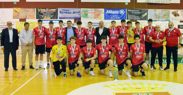 Los cadetes del Cajasur posando con sus medallas. Foto: CBM