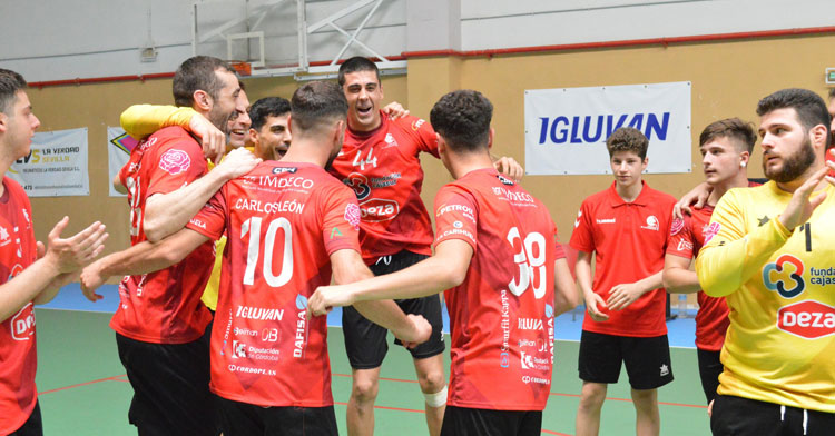 Los jugadores granates quieren seguir celebrando victorias aunque sea a casi 1.000 kilómetros de casa. Foto: CBM