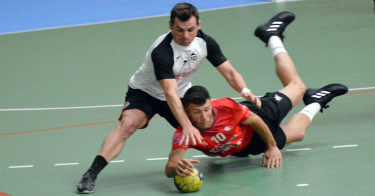 Carlos León lanzándose a por una pelota ante un rival del GAB Jaén. Foto: CBM