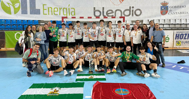 Los juveniles del Cajasur, felices con su segundo puesto. Foto: CBM