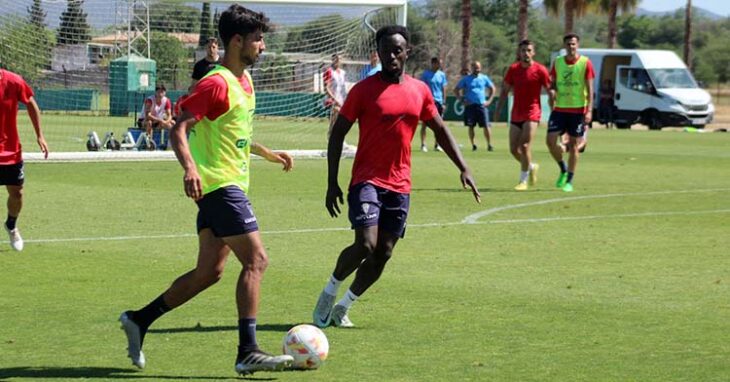 Calderón conduce el balón ante Diarra.