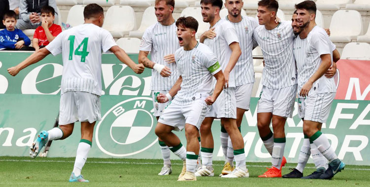 Los jugadores del filial celebrando el tanto de Marc Esteban. Foto: CCF