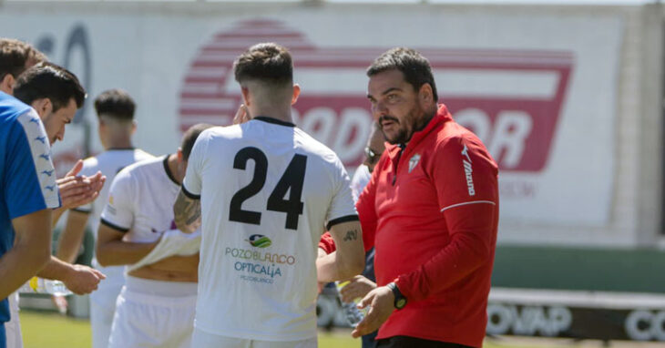 Antonio Jesús Cobos hablando con sus jugadores durante una pausa de un duelo en el Municipal. Foto: CD Pozoblanco