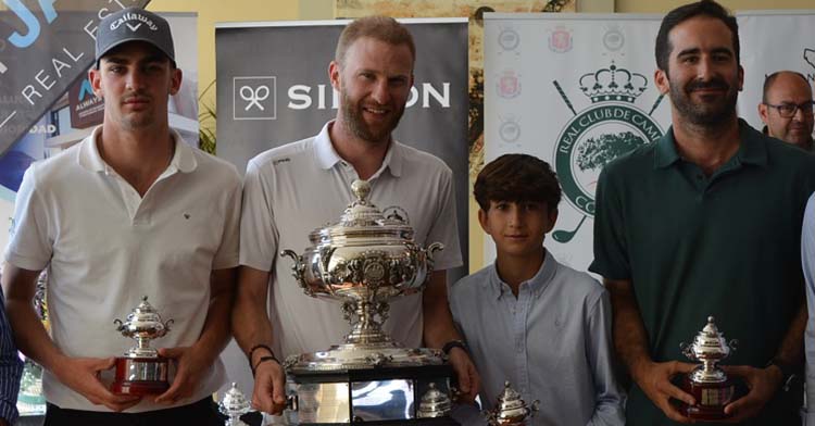 El cuadro de honor del Open Ciudad de Córdoba 20223, con Josema Ortiz, Tomás Vaughan, Ramón Mayoral y Fernando Navarro mostrando la Copa Albolafia.