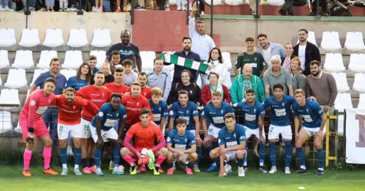 La extraña foto del Córdoba en Mérida con aficionados tras perder el único objetivo que le quedaba al equipo, la Copa del Rey. Foto: CCF
