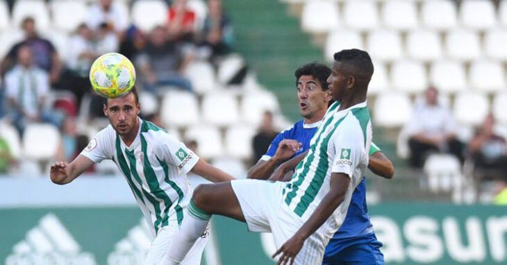 Fidel Escbar tocando la pelota por encima de un Pedro Ríos ahora en la dirección deportiva isleña. Foto: CCF