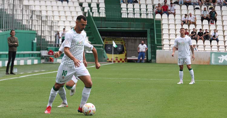 Miguel de las Cuevas buscando un centro al área