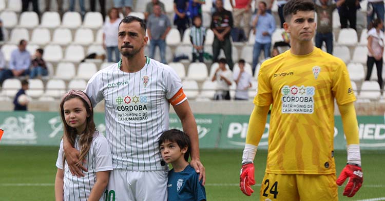 Miguel de las Cuevas con sus dos hijos en su último partido ante el Badajoz.