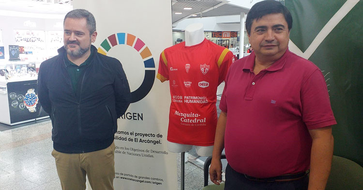 José García Román con la elástica del décimo aniversario