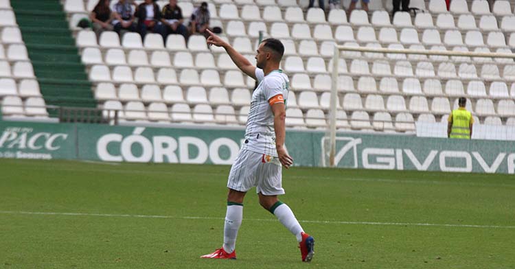 Miguel de las Cuevas celebrando el primero de su doblete en el último partido de la temporada.