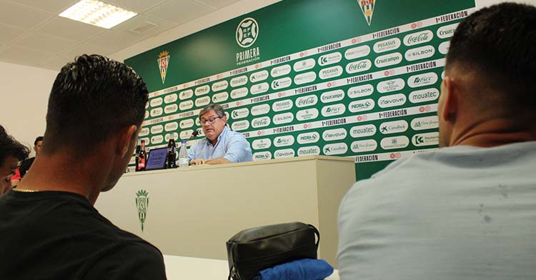 Javier González Calvo en su rueda de prensa de despedida entre Willy y Kike Márquez.