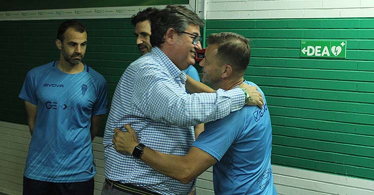 Javier González Calvo abrazándose a Manuel Mosquera antes de su despedida.