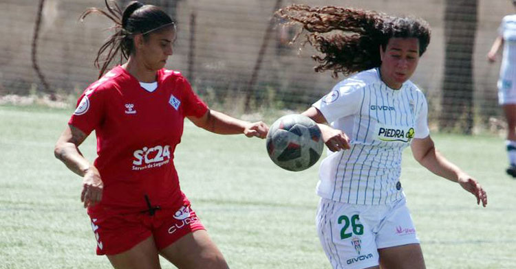 Lorena Guillén peleando por una pelota con una rival ilerdense. Foto: CCF