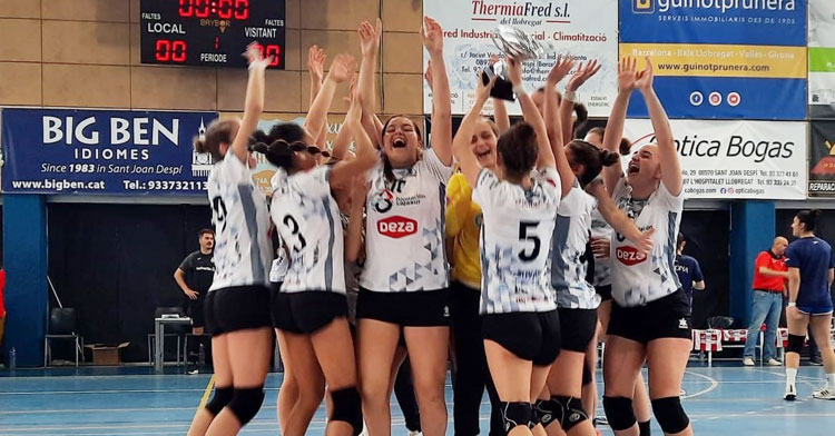 Las chicas del cuadro granate, de blanco esta vez, celebrando su triunfo. Foto: CBM