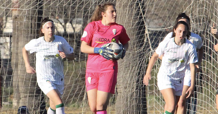 Inma Almendros, gran talento de la cantera cordobesista, en el encuentro de esta temporada contra el Cacereño. Foto. @CordobaFemenino