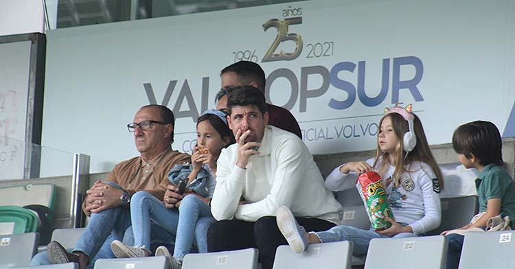 La última aparición de Javi Flores en El Arcángel con sus hijos para ver al filial en el play off de ascenso ante el Getafe.