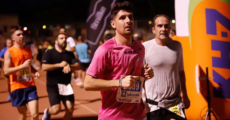 Javi Flores llegando a meta en la pasada edición de La Nocturna en 2022.