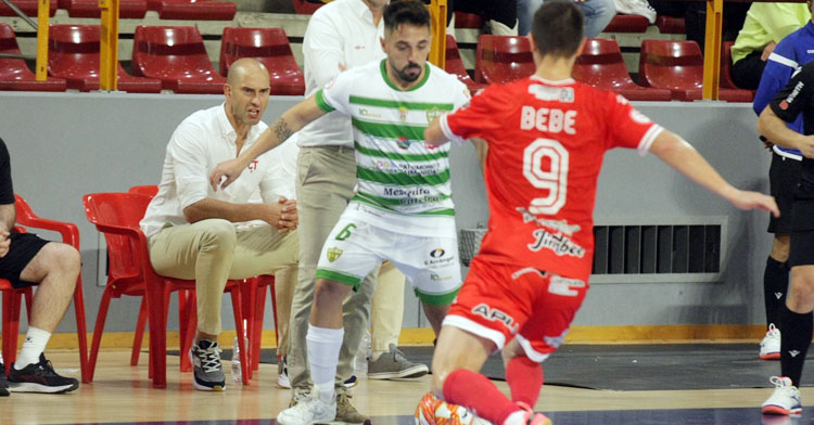 Jesulito antes de encarar a Bebé. Foto: Córdoba Futsal