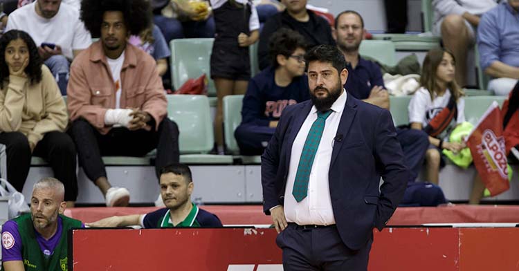 Serio. Josan González siguiendo el partido de su equipo en Murcia. Foto: ElPozo Murcia