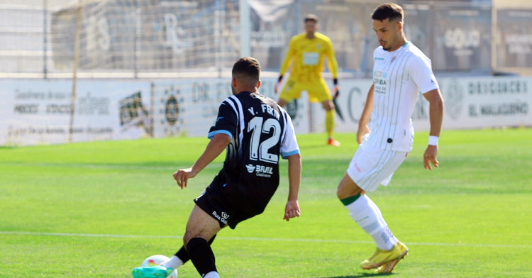 José Alonso sale a tapar un escarceo de Yassin Fekir. Foto: Real Balompédica Linense
