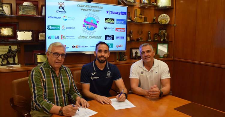 José Cuenca rubricando su renovación por una temporada más con su Ángel Ximénez.