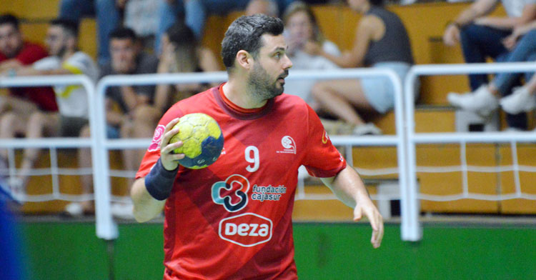 Juanlu Moyano busca un compañero a quien pasar en un partido en Fátima. Foto: CBM