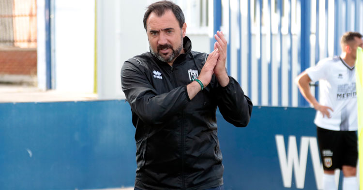 Juanma Barrero aplaude a sus aficionados en un encuentro de este curso. Foto: AD Mérida