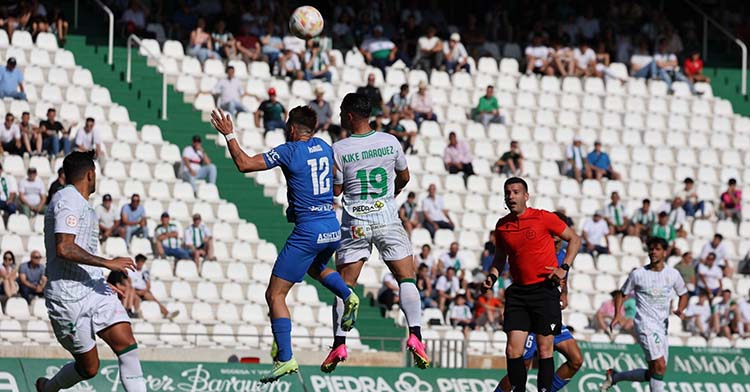 Kike Márquez, que fue pitado e insultado, disputa un balón aéreo con un jugador del San Fernando.