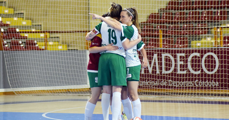 Lau Fernández, a la derecha con su clásico '7', celebrando un gol. Foto: Laclasi.es