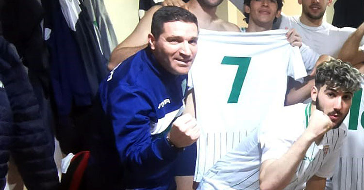 Lolo Vinos en el vestuario tras una victoria del equipo. Foto: Córdoba Futsal