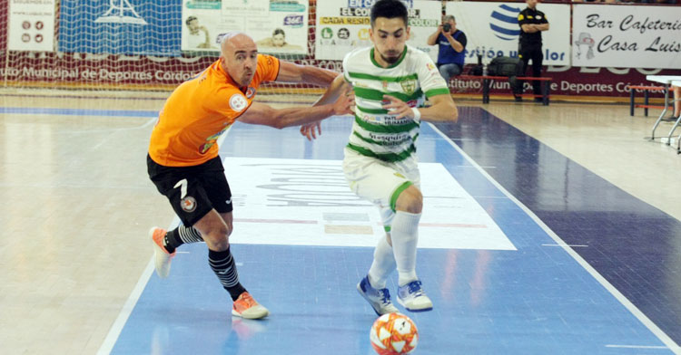 Lucas Bolo se escapa por velocidad del jugador del Ribera Navarra Alexandre Pintinho. Foto: Córdoba Futsal