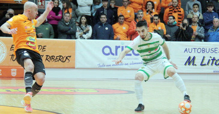 Lucas Bolo pisa la pelota en el duelo de Tudela. Foto: Ribera Navarra FS