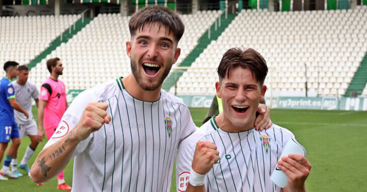Manolillo, a la derecha, celebrando la victoria junto a su compañero Marc Esteban. Foto: CCF