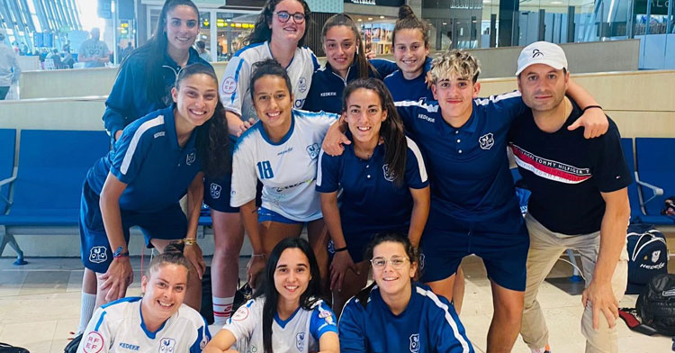 Manuel Fernández, a la derecha, en una de esas cortas expediciones del equipo fuera de casa. Foto: Pozoalbense Femenino