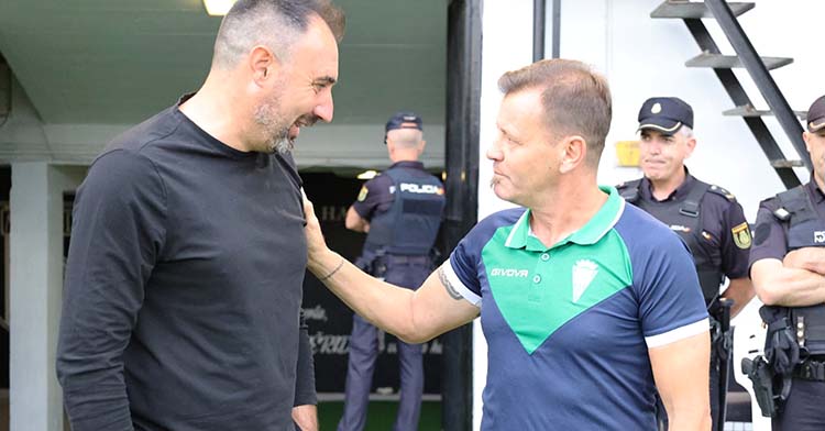 Manuel Mosquera saludando al técnico del Mérida.