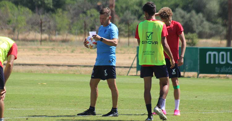 Manuel Mosquera repasando sus notas en una semana de entrenamientos complicada.