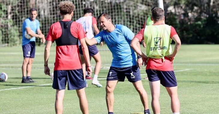 Manuel Mosquera dando instrucciones a sus hombres, sabiendo que no podrá contar con Simo por sanción.