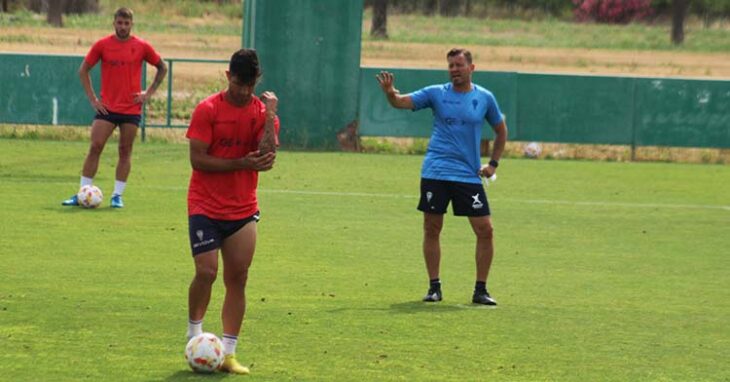 Manuel Mosquera dirigiendo su último entrenamiento en el Córdoba CF, con Willy en primer plano.