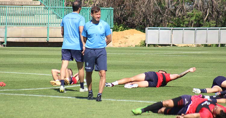 Manuel Mosquera pensativo en la Ciudad Deportiva tras empezar a preparar el partido de La Línea.