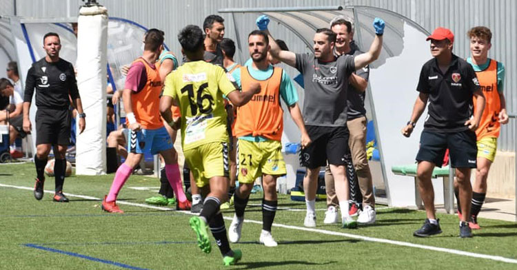 Mario Ruiz, con el dorsal 21, acude a felicitar a Alan Araiza tras su gol al Gerena. Foto: Tino Navas / Salerm Puente Genil