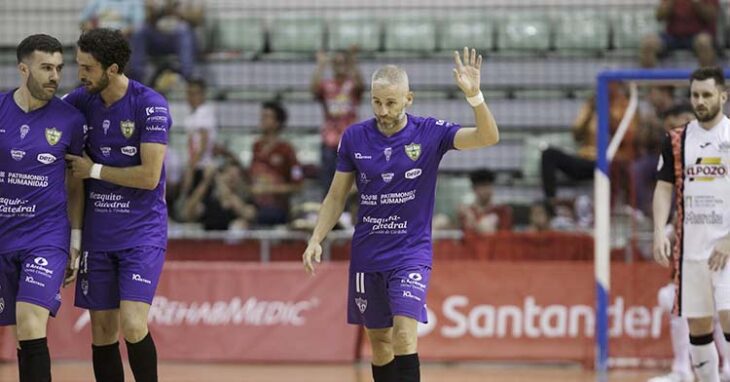 Miguelín pidiendo perdón a la que fue su afición tras marcar el 2-1 ante ElPozo de Murcia.