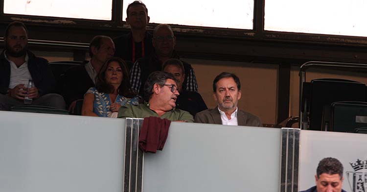 Antonio Monterrubio acompañado por Javier González Calvo en el semivacío palco de El Arcángel en el último partido de liga.