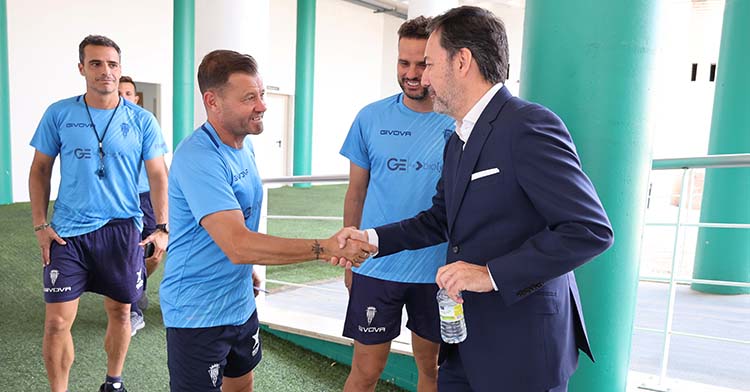 Antonio Fernández Monterrubio saludando al cuerpo técnico de Manuel Mosquera, con el gallego aún a la cabeza.