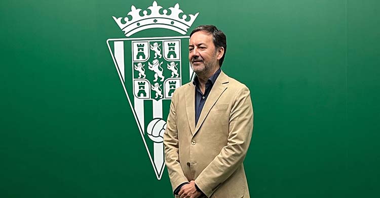 Antonio Fernández Monterrubio posando junto al escudo del Córdoba CF.
