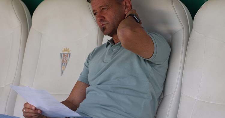 Manuel Mosquera en el banquillo de El Arcángel.
