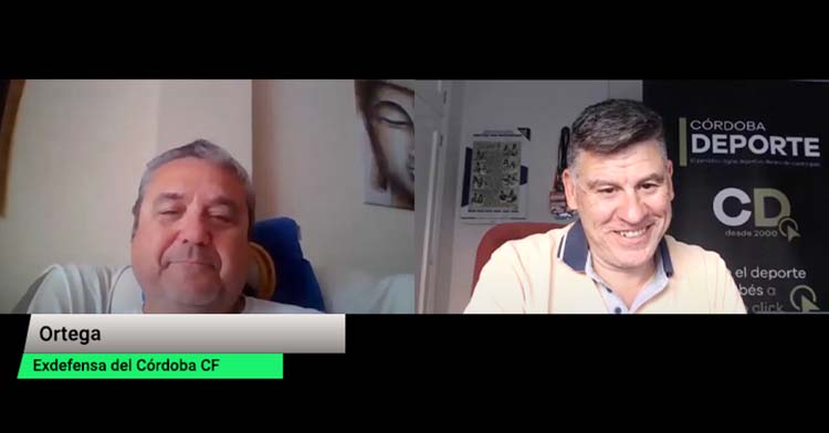 Ortega charlando del fútbol y el Córdoba de la década de los noventa con David Jurado.