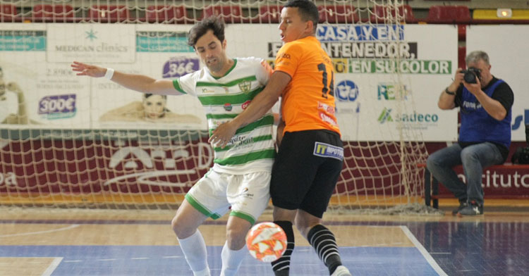 Pablo del Moral peleando con un jugador del Ribera Navarra. Foto: Córdoba Futsal